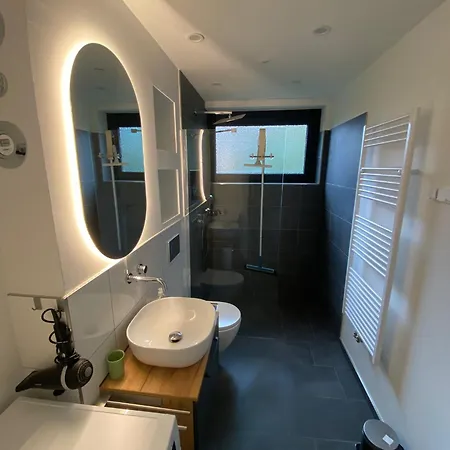 Apartman Moderne 2-zimmer-wohnung Mit Garten *